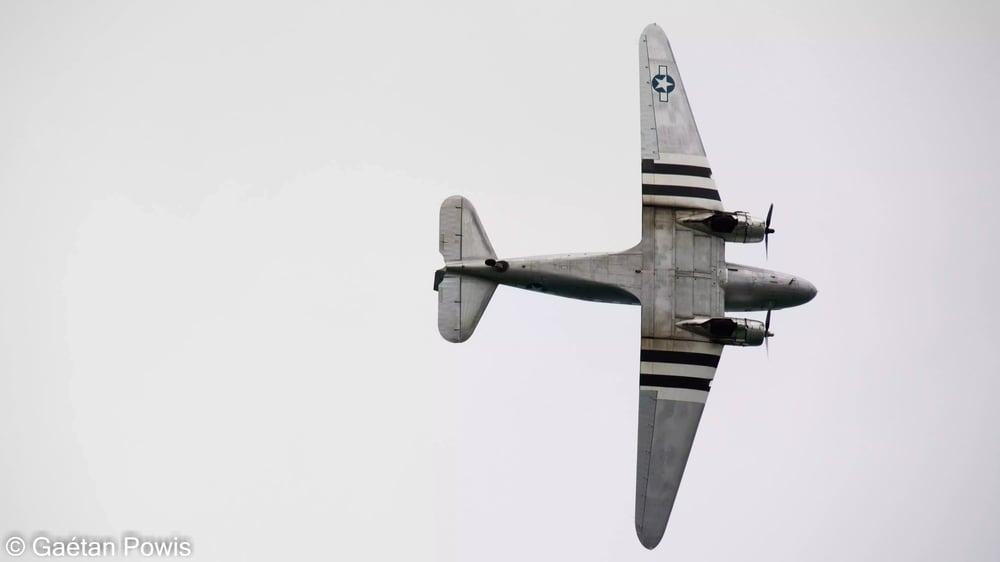 Virage serré pour le Dakota "Chalair" durant le meeting aérien d'Arromanches (8 juin 2024).