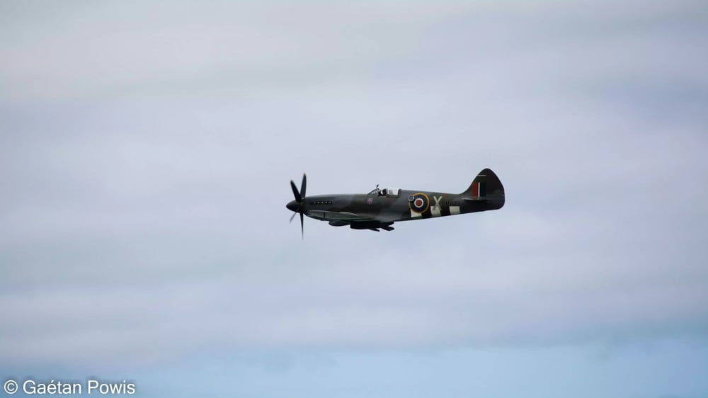 Fin de prestation pour le Supermarine Sptifire Mk XIV RM927. Le pilote salue la foule présente lors du meeting aérien d'Arromanches (8 juin 2024).