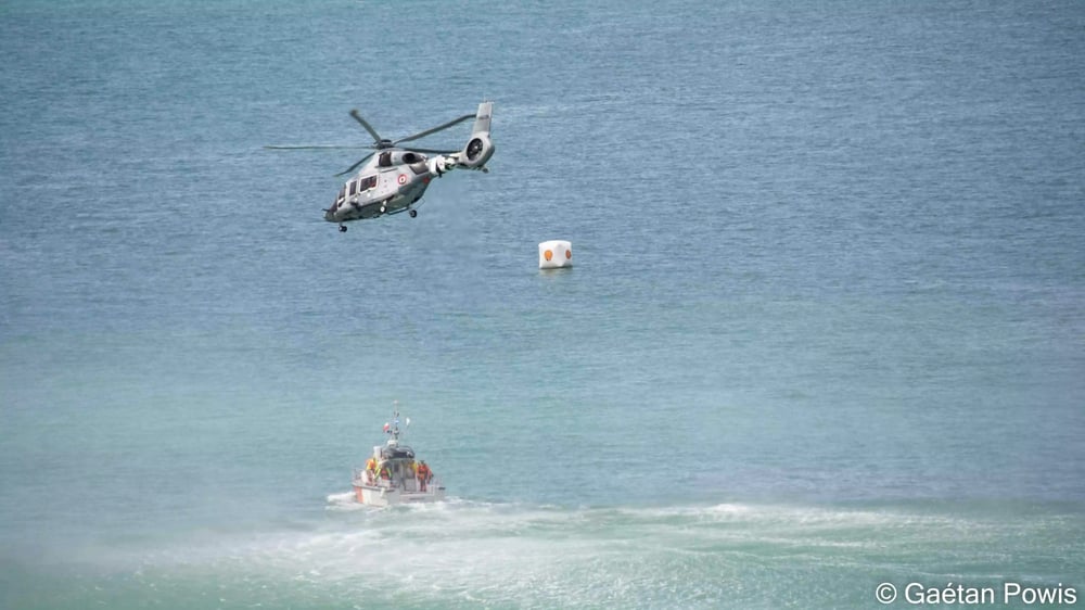 Le H160 de la Marine nationale termine son opération d'hélitreuillage et s'éloigne de la vedette SNSM Madone des Feux (8 juin 2024).