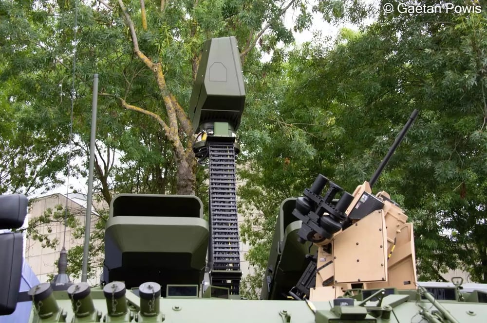 NOMADS déployé avec son radar Xenta-M5, ses lance-missiles ouverts et son tourelleau équipé d'une mitrailleuse de 12,5 mm et du brouilleur anti-drone NightFighter.