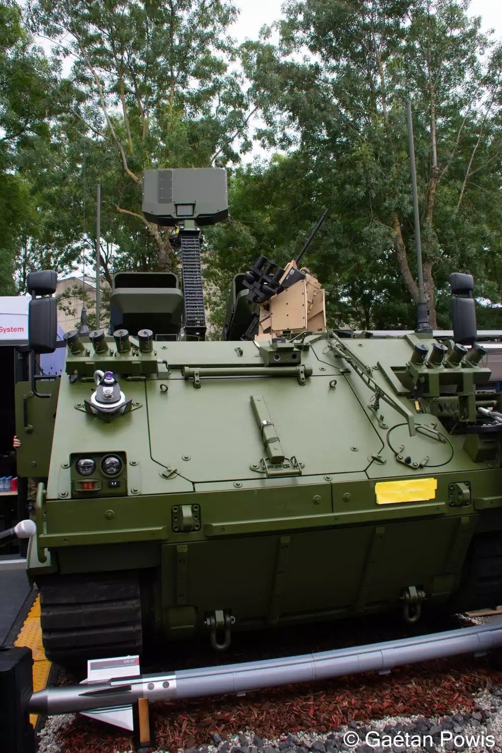 Système antiaérien mobile courte portée NOMADS et un missile antiaérien AIM-9X Sidewinder lors durant Eurosatory 2024.