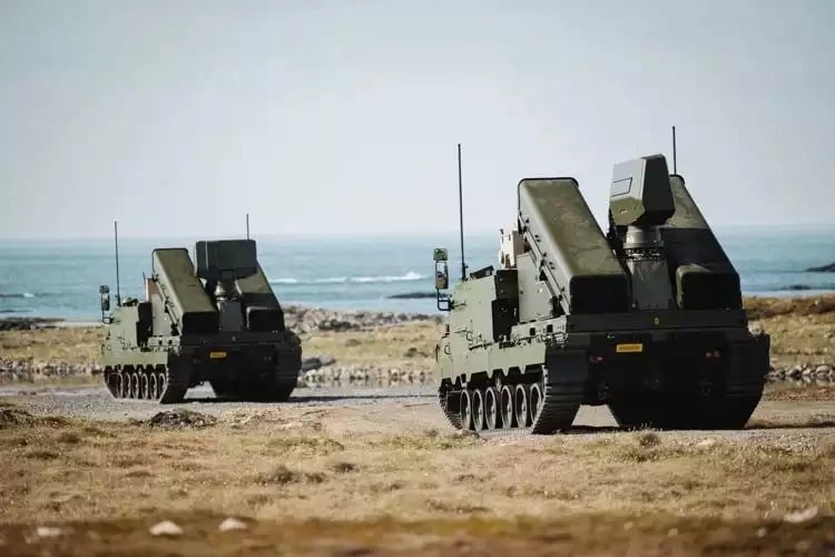 Deux systèmes antiaériens mobiles courte portée NOMADS en mouvement.