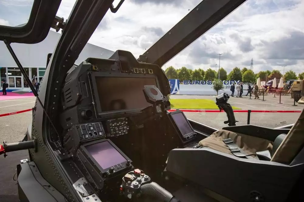 Place avant de l'hélicoptère de combat AW249, avec son écran tactile de 21,5 pouces.