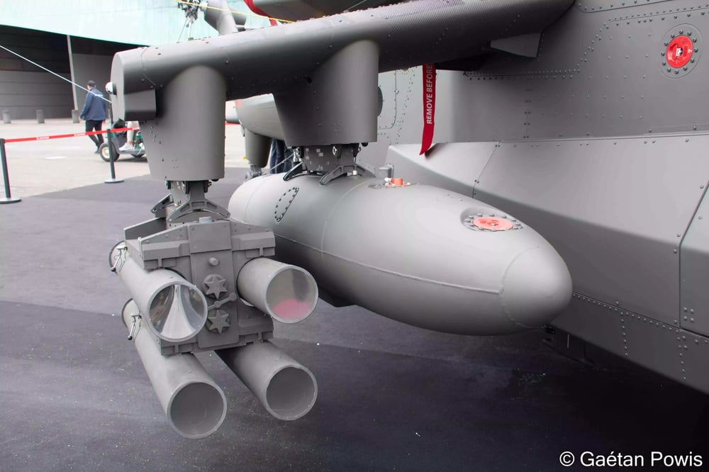 Représentation de quatre missiles antichars et d'un réservoir externe sur l'hélicoptère de combat AW249 au salon Eurosatory.