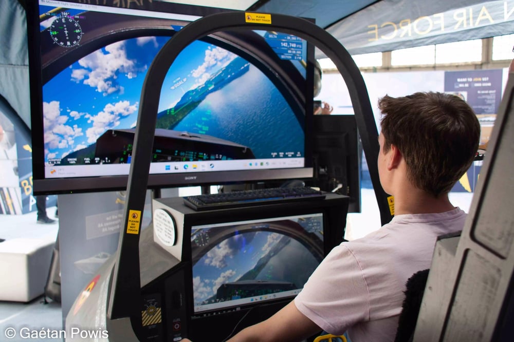Un cadet de l’air sur le simulateur F-35 de la Summer Expo. Ce dernier rêve de piloter le futur avion de combat belge dans quelques années.
