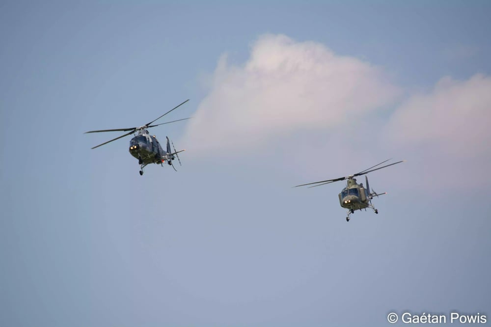 Début de la démonstration CSAR A109. Le second hélicoptère est facilement reconnaissable dans son rôle MEDEVAC.