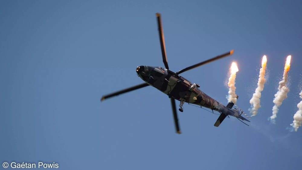 Tir de flares par l’A109 Agusta de démonstration de la Force aérienne belge.