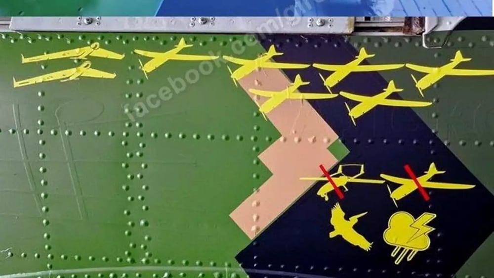 Marques de victoires confirmant à minima 8 drones d'observations Zala et Orlan russes abattus par un Yak-52 ukrainien.