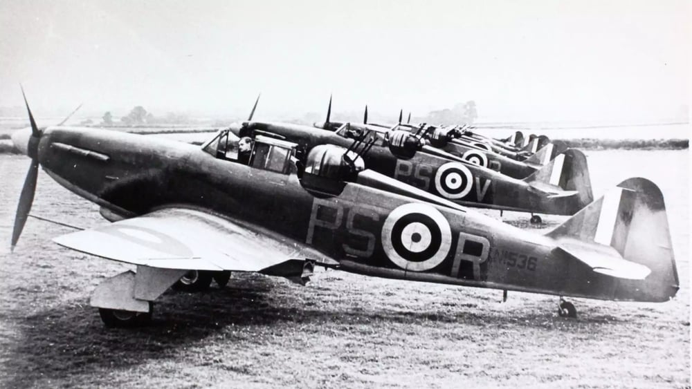 Six chasseurs Boulton Paul Defiant Mk 1 de la Royal Air Force au sol durant la Seconde Guerre mondiale.