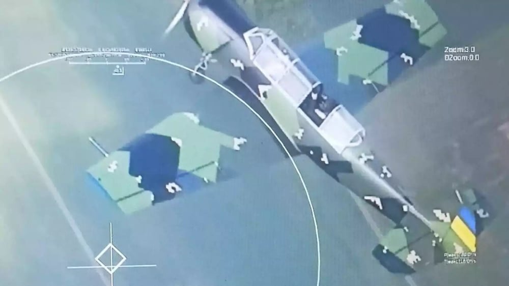 Prise de vue d'un Yak-52 ukrainien depuis un drone russe. Il est possible d'apercevoir le tireur avec une arme dans les mains.