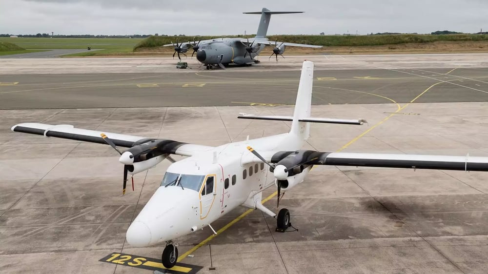 Deux avions utilisés par les Forces spéciales françaises pour deux capacités différentes : un avion de transport léger Twin Otter et un avion de transport tactique A400M.