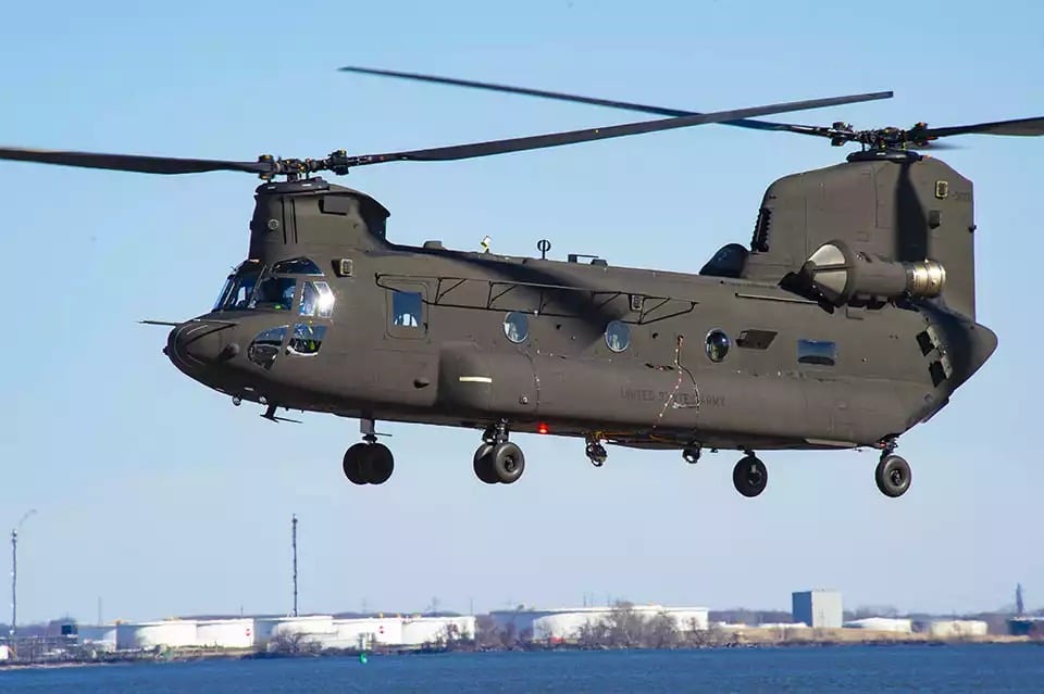Hélicoptère de transport lourd CH-47F Block II de l'US Army pendant un vol d'essai.