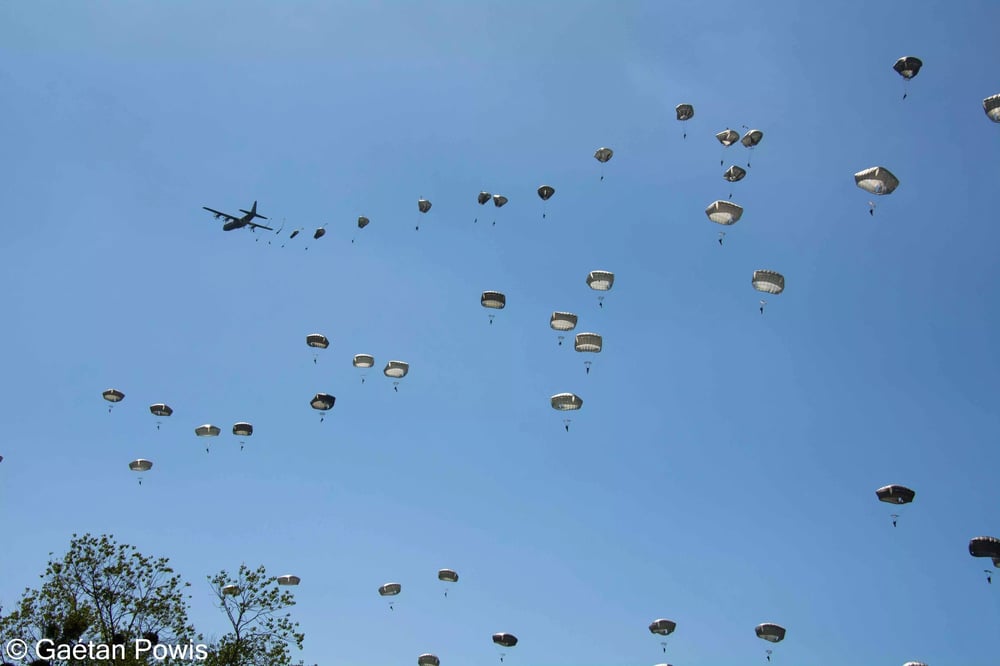 Largage de 1400 parachutistes sur La Fière par des C-130H/J et A400M durant les commémortations des 80 ans du débarquement de Normandie.