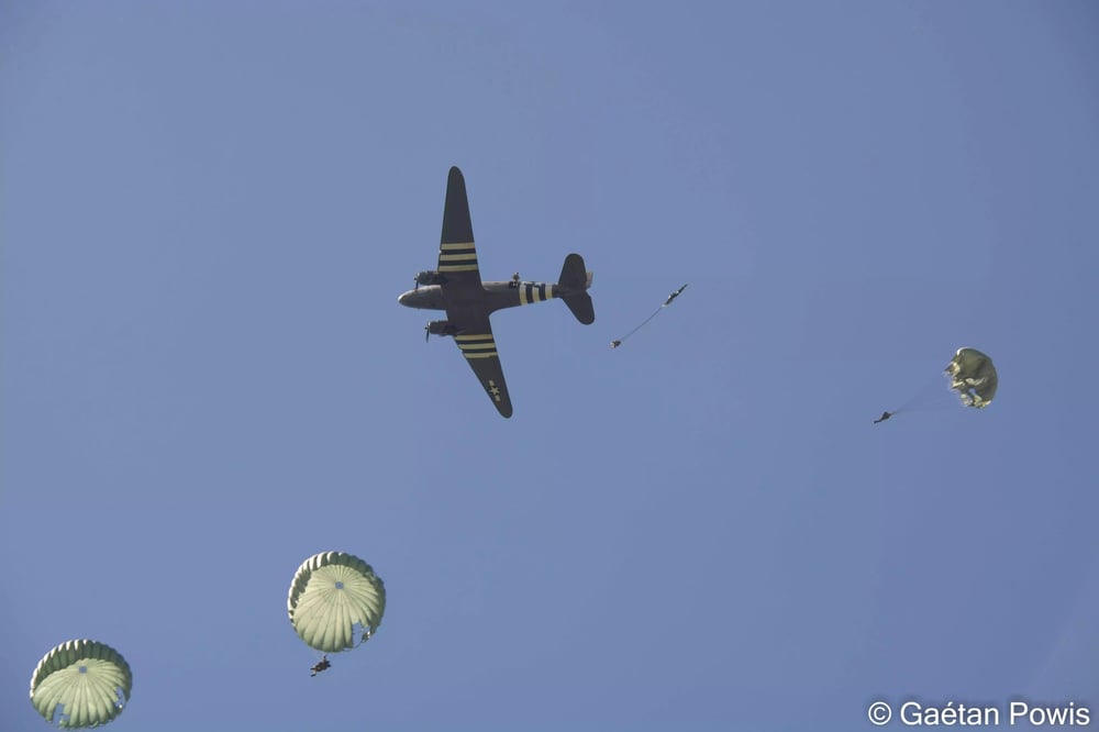 Un C-47 largue un nouveau stick de parachutistes sur la dropzone de La Fière pour les 80 ans du D-Day.