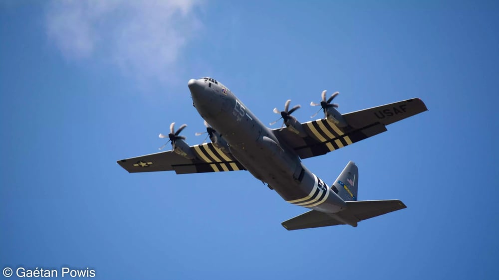 C-130J-30 Super Hercules américain avec les bandes d'invasion et les marquages du C-47 "Witch Hazel" durant le parachutage sur La Fière (9 juin 2024).