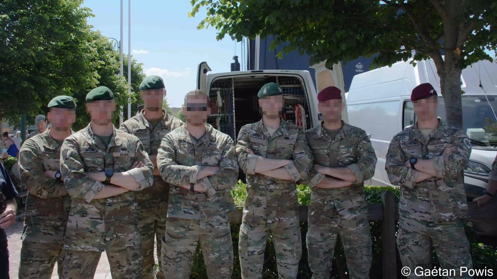 Parachutistes belges après leur saut sur La Fière. Deux paras affichent un badge de parachutiste américain car ils viennent de sauter avec un parachute américain.