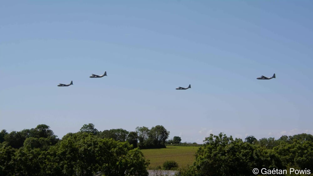 Quatre C-130J-30 Super Hercules de l'USAF clôturent le parachutage de La Fière par un passage très basse altitude sur la dropzone (9 juin 2024).
