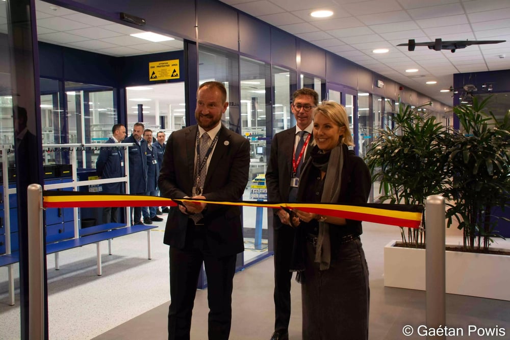 (g. à dr.) Alain Quevrin, Hervé Dammann et Ludivine Dedonder lors de l’inauguration de la nouvelle ligne de production de roquettes à guidage laser sur le site de Thales Belgium à Herstal (1er juillet 2024).