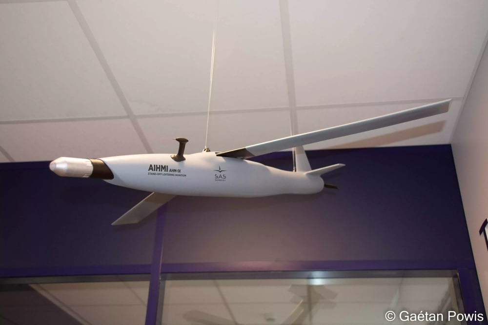 Drone AIHMI-1X équipé d’une roquette de 70 mm à guidage laser FZ275 LGR.