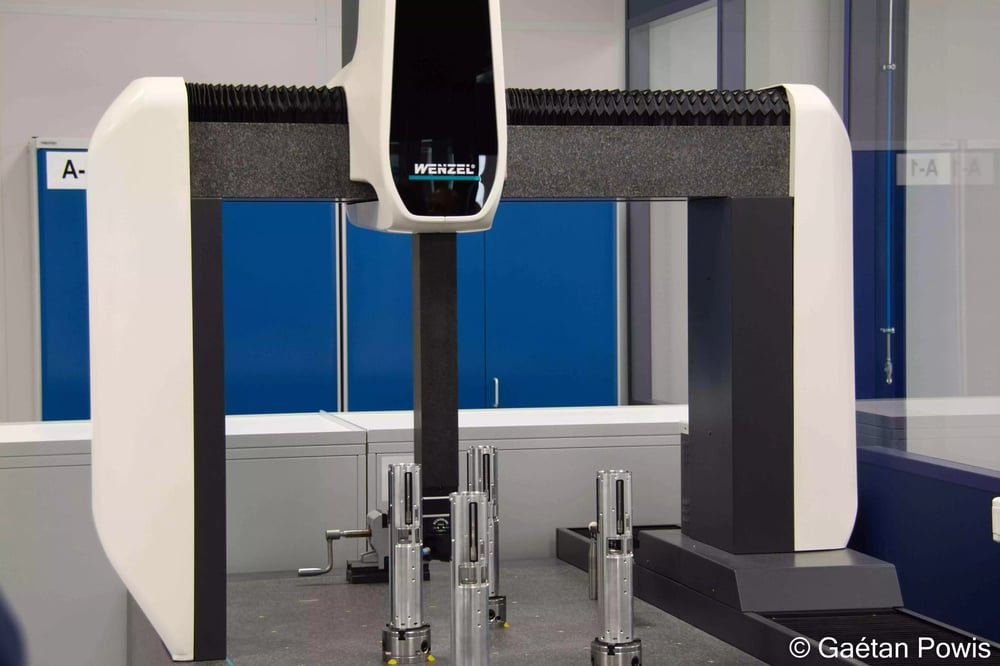 Machine de mesure tri-dimensionnelle à 5 axes inspectant des têtes de guidage laser (non assemblées) avec une précision de 3 microns (diamètre d’un cheveu = 70 microns).