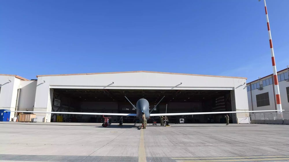 Avec ses 39,9 mètres d'envergure, le RQ-4B Block 40 de l'USAF est plus large de 20 centimètres qu'un C-130J Super Hercules.