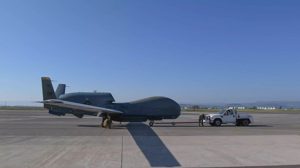 Préparation au roulage pour ce drone HALE RQ-4B Block 40 de l'USAF sur la base aérienne de Sigonella (18 mars 2023).