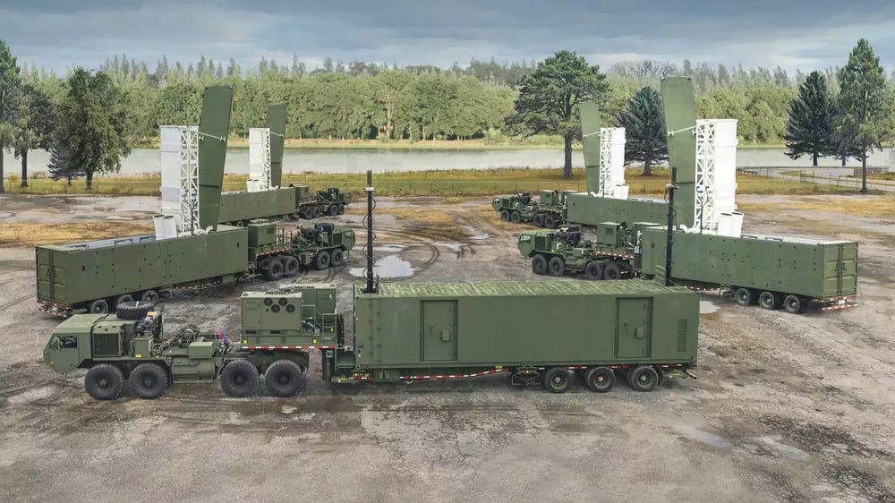 Représentation d'une batterie lance-missiles très longue portée Mid-Range Capability/Typhon, avec le poste de commandement mobile et les quatre lanceurs déployés.