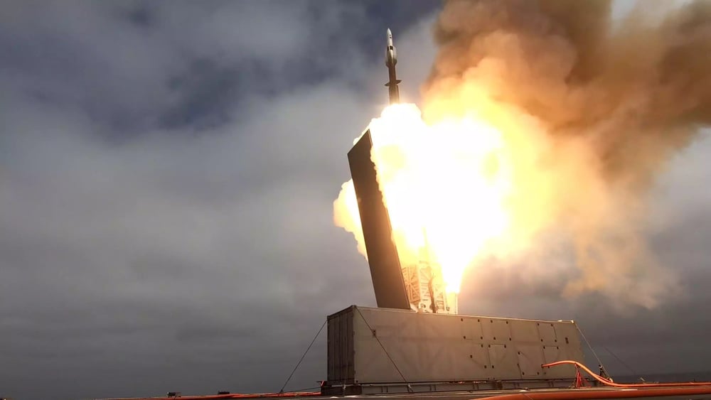 Tir d'un missile antiaérien SM-6 depuis un Mk 70 Mod 1 Payload Delivery System (Mk 70 DPS) situé sur l'hélipad du Littoral Combat Ship USS Savannah (LCS 28, classe Independence) (24 octobre 2023).