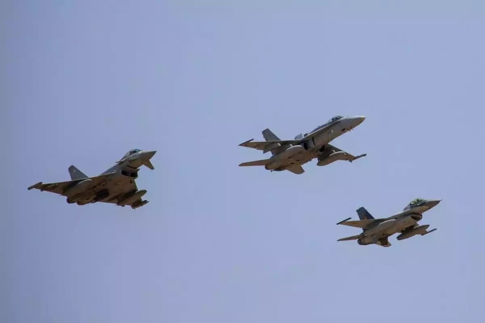 (de g à dr) Avions de combat Typhoon anglais, F-18C finlandais et F-16AM roumain au-dessus de la base aérienne 57 roumaine.