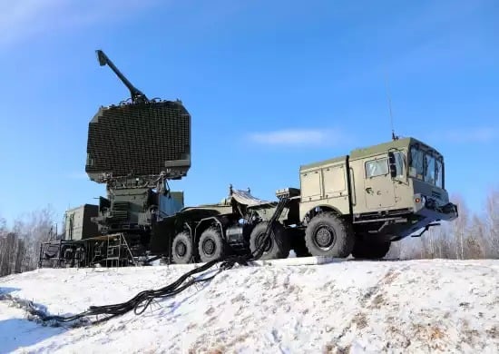 Radar de détection longue portée russe 91N6A Big Bird déployé lors d'un exercice de tir d'une batterie antiaérienne longue portée S-400 (30 janvier 2024).