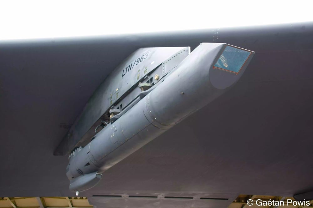 Pod de désignation AN/AAQ-33 Sniper sous l'aile tribord (droite) d'un bombardier stratégique B-52H Stratofortress de l'USAF.