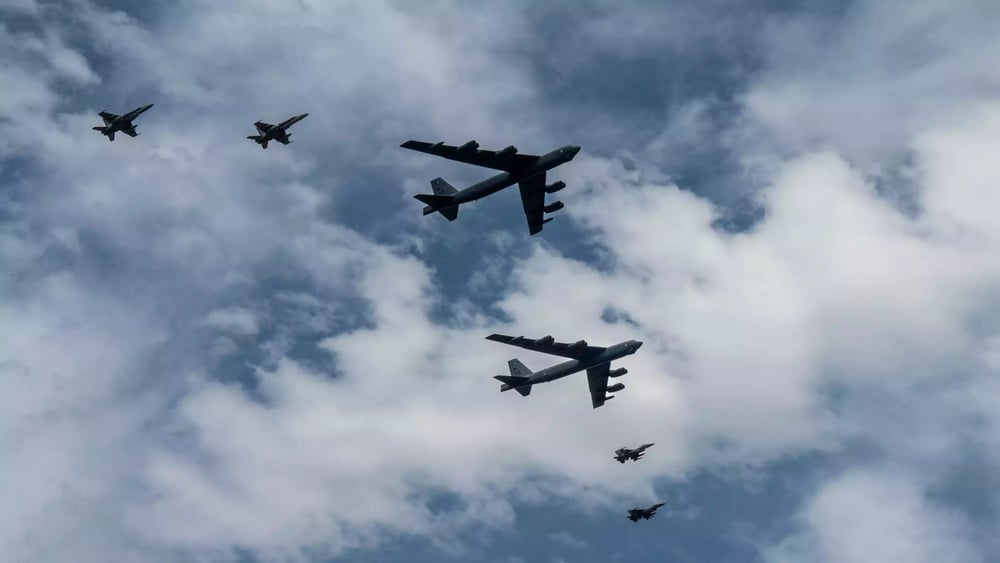 Survol de la base aérienne roumaine 57 par deux bombardiers stratégiques B-52H Stratofortress escortés par deux avions de combat F-18C finlandais et deux F-16 Fighting Falcon roumains (21 juillet 2024).