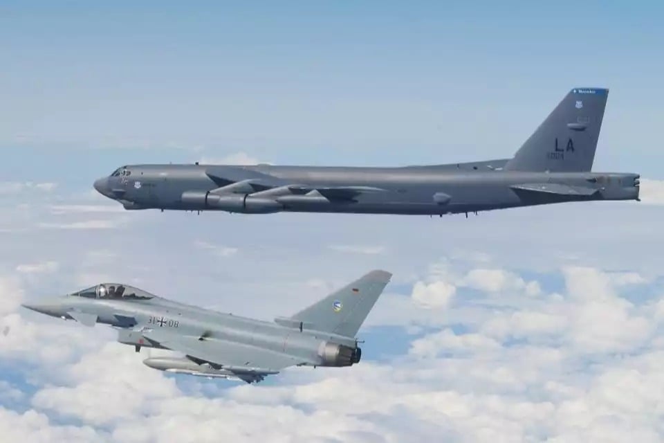 Bombardier stratégique B-52H Stratofortress américain escorté par un avion de combat Eurofighter de la Luftwaffe.