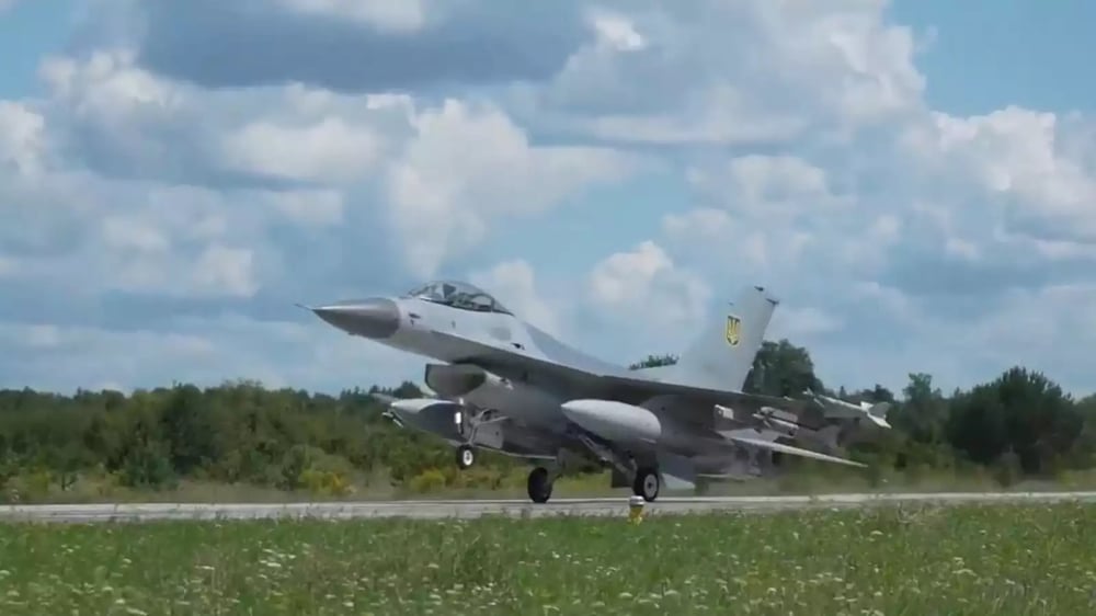 Une des premières images d'un F-16AM Fighting Falcon ukrainien atterrissant. L'avion est équipé de 4 Sidewinder L/M et d'au moins un pylône d'autodéfense ECIPS+.