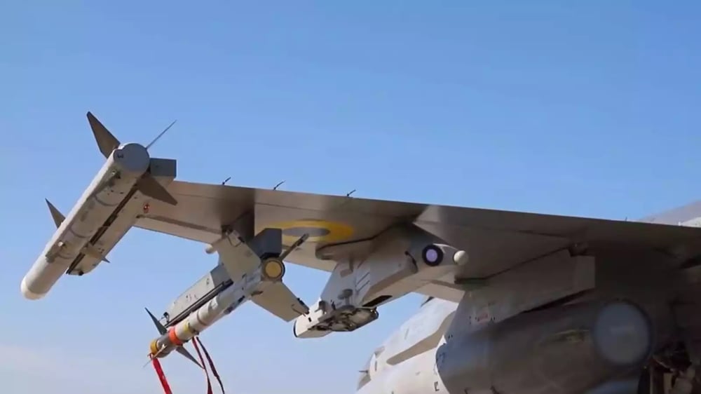 (De g. à dr.) Missile air-air AIM-120B AMRAAM, missile air-air AIM-9L/M, pylône ECIPS+ et enfin, réservoir externe sous l'aile gauche (tribord) d'un F-16AM ukrainien (4 août 2024).