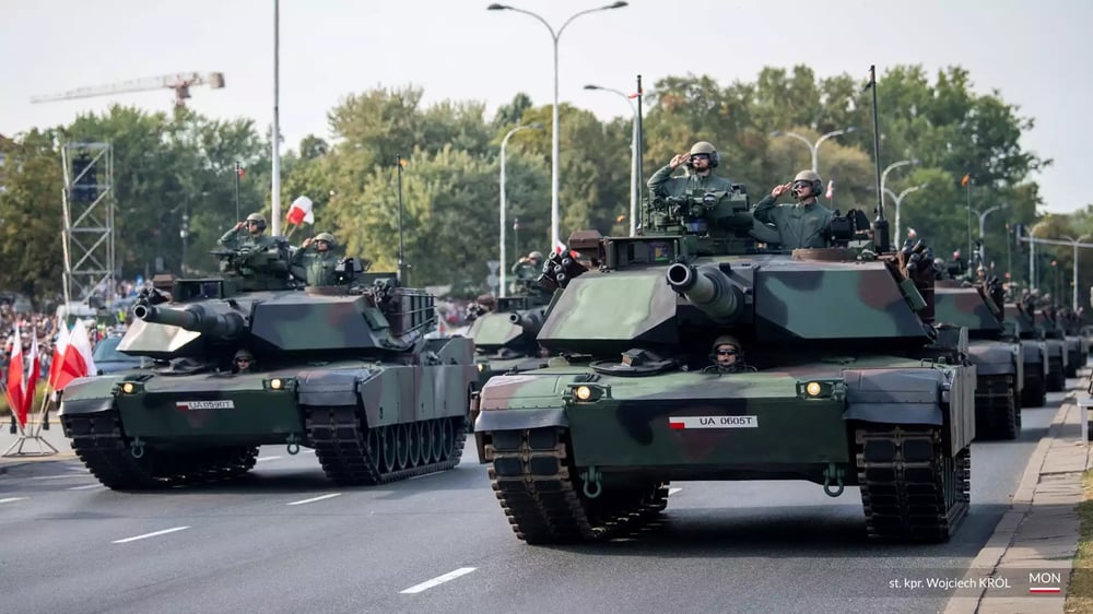 Plus d'une dizaine de chars de combat M1A1 FEP Abrams polonais durant le défilé de la Fête des Forces armées (15 août 2024).