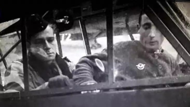 Le capitaine Callet (pilote) et le lieutenant Mantoux (observateur) à bord du Piper Cub d'observation n°4329911 (marquages latéraux 72 A) de la 25ème SOAA, 2ème DB.
