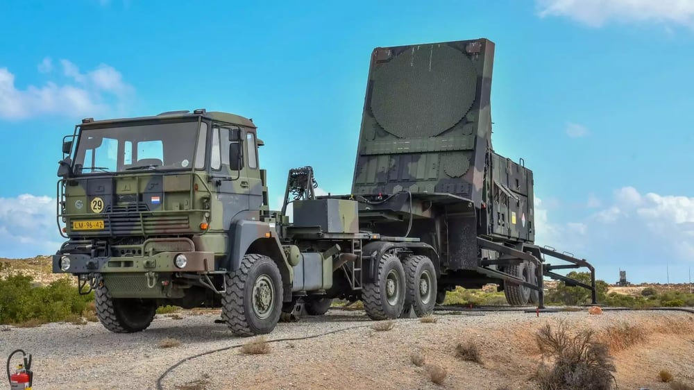 Radar AN/MPQ-53 d'une batterie MIM-104 Patriot hollandaise (lanceur en arrière-plan).