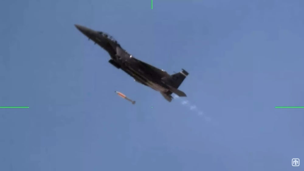 Largage en montée d'une bombe nucléaire B-61-12 d'essai par un F-15E Strike Eagle de l'USAF au-dessus du Tonopah Test Range (8 juin 2020).