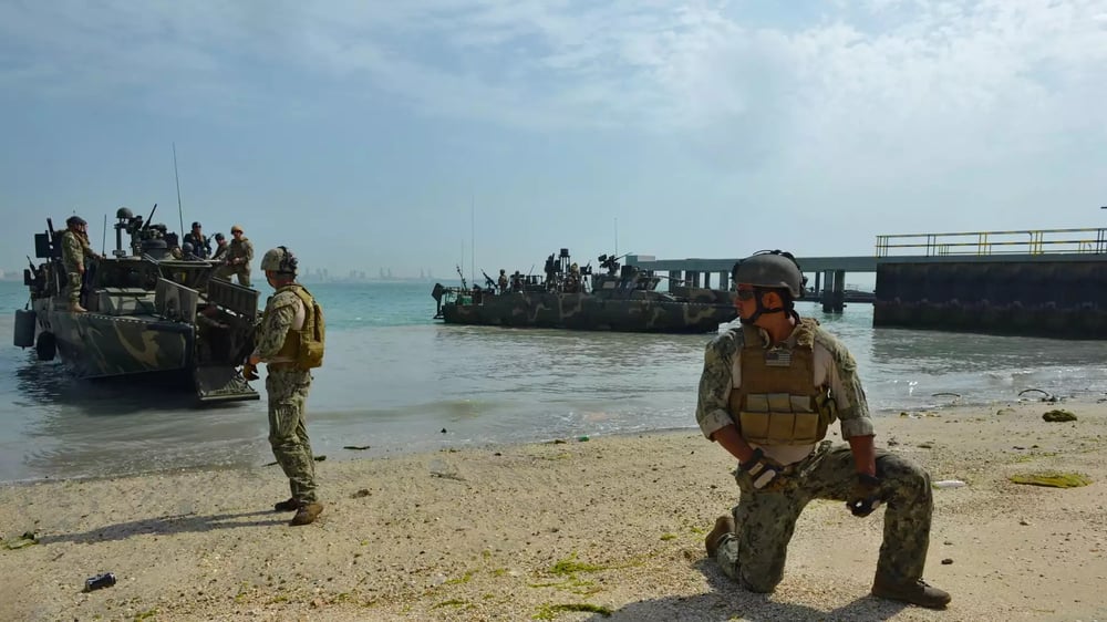 Deux Riverine Command Boat (CB90 de l'US Navy) durant une démonstration de raid amphibie (27 février 2014).