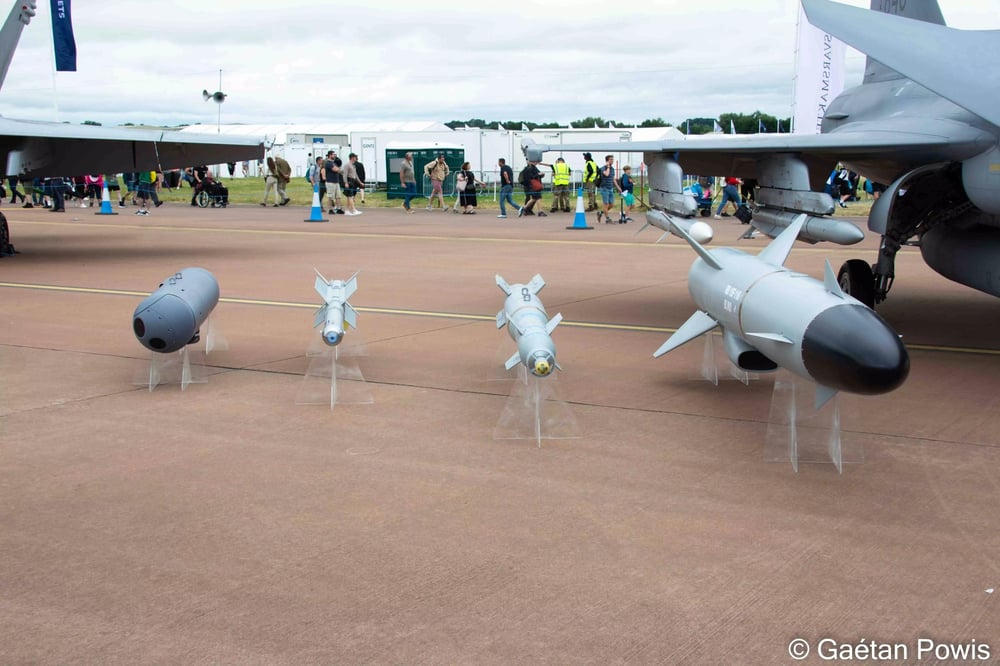 (g. à dr.) Pod de désignation RecceLite, missile air-air IRIS-T, bombe guidée Paveway et missile antinavire RBS15F ER devant un Gripen D équipé de missiles AMRAAM et Meteor (Riat 2024).