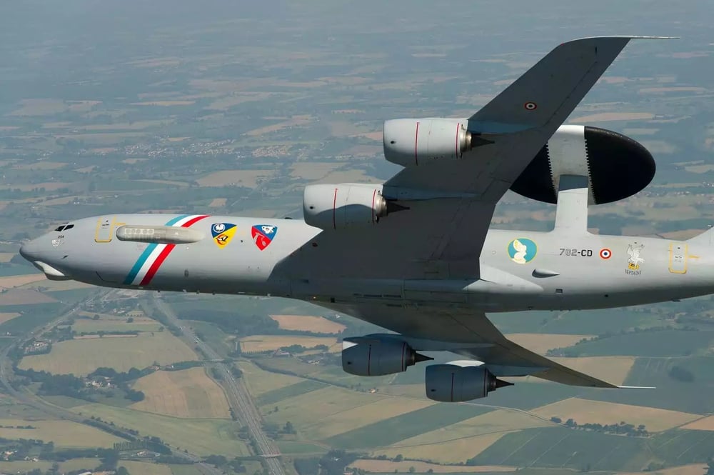 Avion AEW&C E-3F Sentry de l'Armée de l'Air et de l'Espace dans une livrée spéciale 50 000 heures de vol.