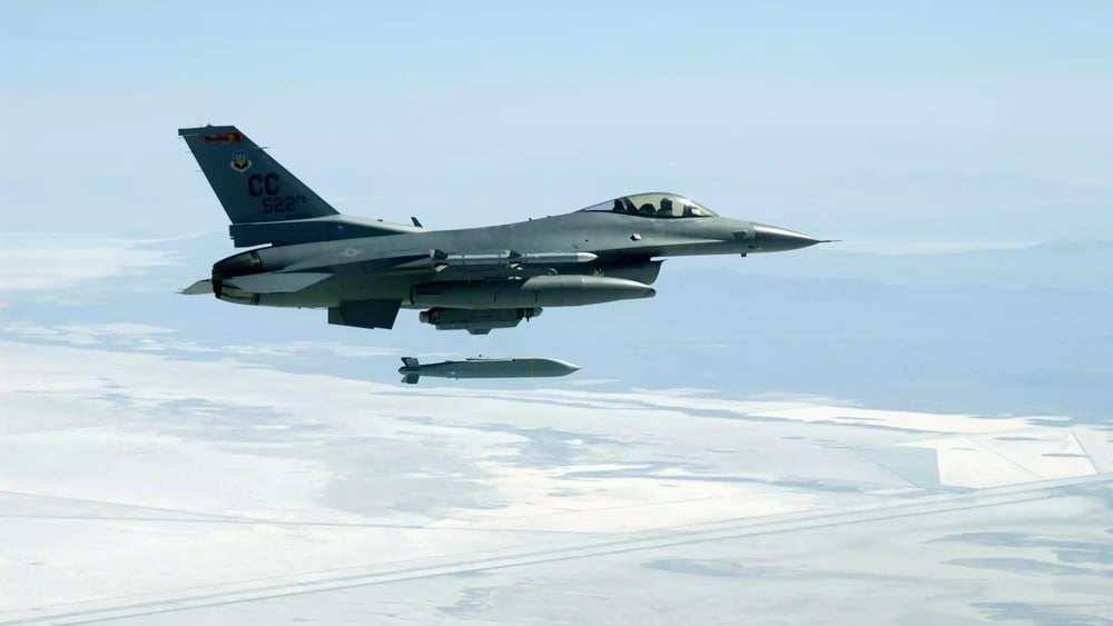 Largage d'une bombe planante AGM-154 Joint Standoff Weapon depuis un F-16C de l'USAF au-dessus de l'Utah Test and Training Range.