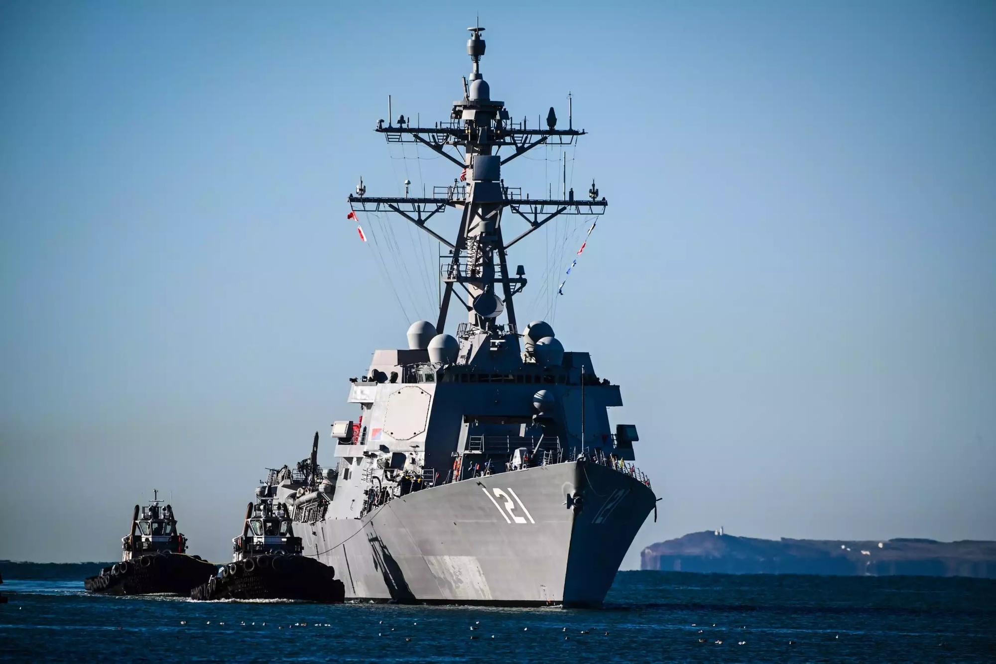 Destroyer lance-missiles USS Frank E. Petersen (DDG-121, classe Arleigh Burke IIA) au large de Los Angeles (9 janvier 2024).