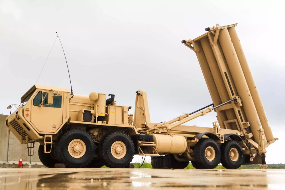 Lanceur antimissile balistique THAAD en position de tir sur la base aérienne d'Andersen (Guam) afin d'intercepter d'éventuels missiles chinois.
