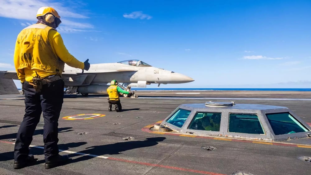 F/A-18E Super Hornet prêt au catapultage sur le pont du porte-avions USS Harry S. Truman (8 octobre 2024).