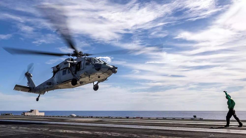 Décollage d'un hélicoptère MH-60S Seahawk depuis le porte-avions USS Harry S. Truman (8 octobre 2024).