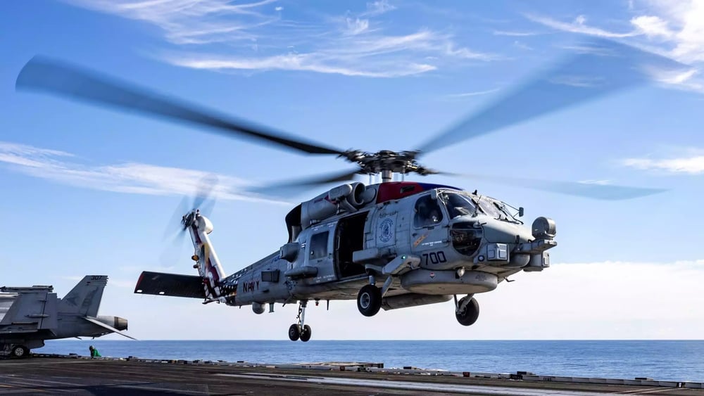 Décollage d'un hélicoptère MH-60R Seahawk depuis le pont du porte-avions USS Harry S. Truman (8 octobre 2024).