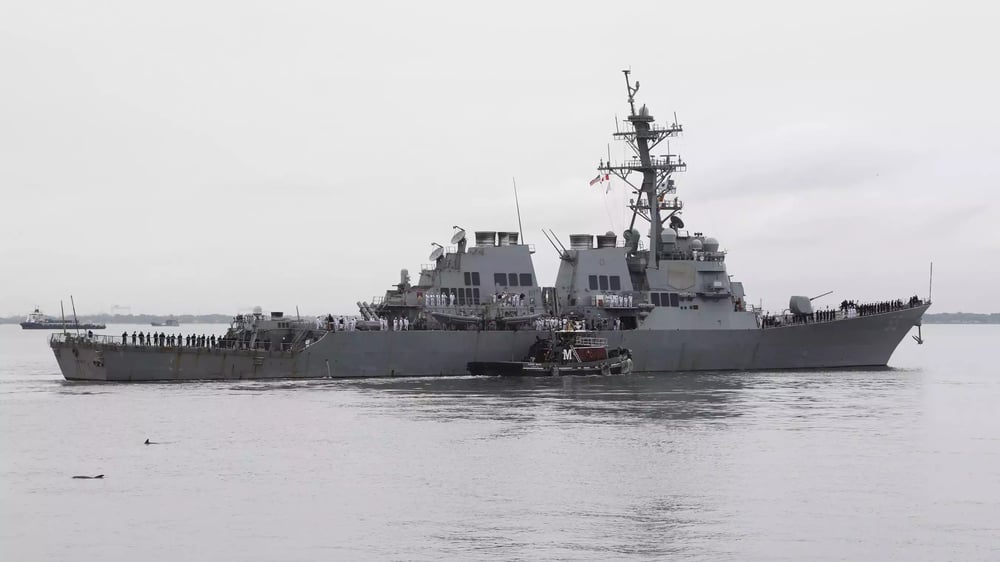 Destroyer lance-missiles USS Stout (DDG-55, classe Arleigh Burke I) appereillant pour rejoindre l'escadre du porte-avion USS Harry S. Truman (25 septembre 2024).