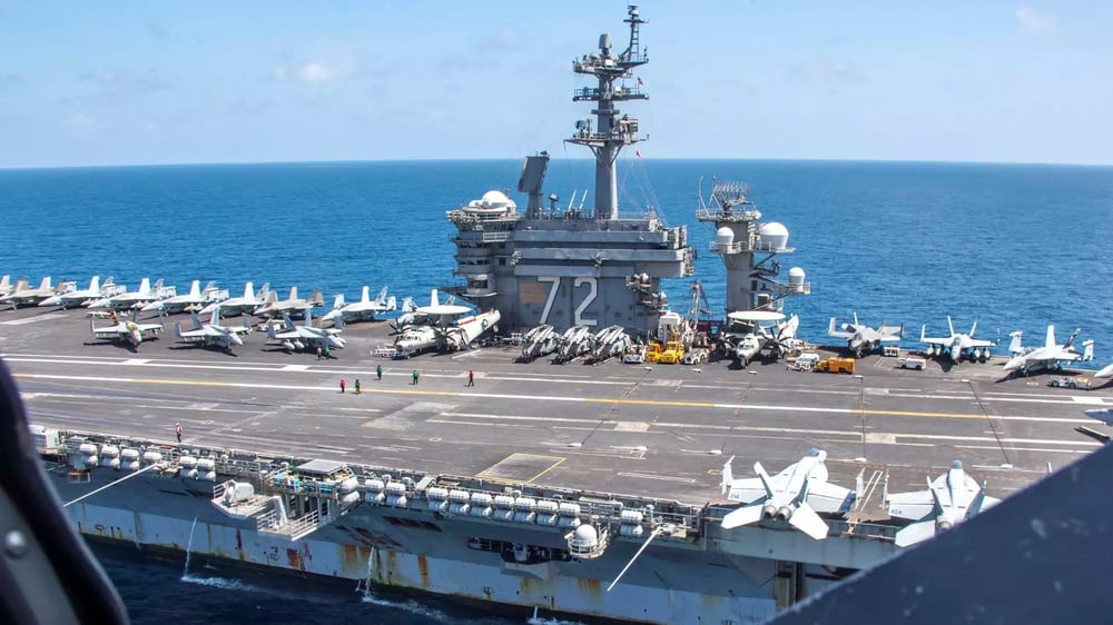 Une partie du groupe aérien embarqué sur le pont d’envol du porte-avions USS Abraham Lincoln (CVN-72): E-2D, E/A-18G, F/A-18E/F, S-60R/S (22 septembre 2024)